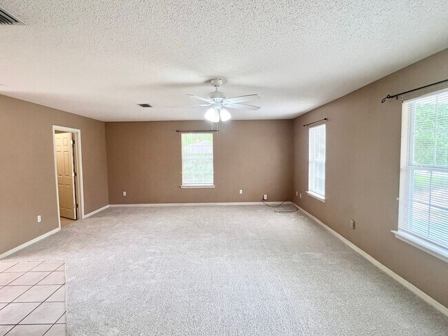 Foto del edificio - Charming Home on Spacious Lot Near Whiting