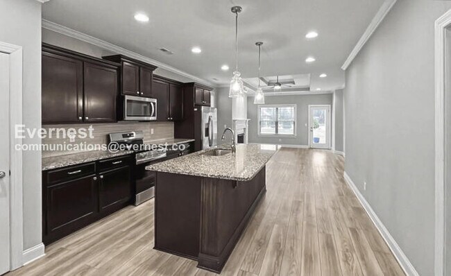 Foto del edificio - 3 Bed, 2 Bath Home with Garage / Pet-Friendly / Available Now!