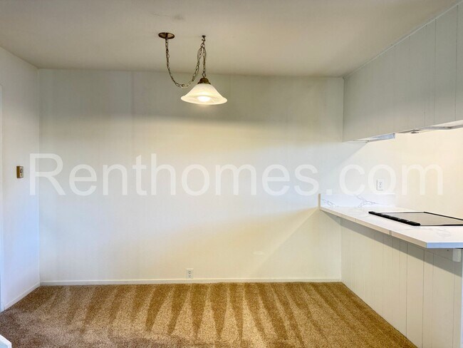 Foto del edificio - 9628-32 Caminito Del Feliz, Spacious Townhome in Great Community Close to UCSD!