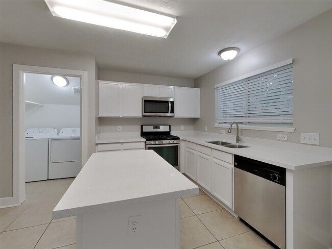 Foto del edificio - 18167 Woodsdale Ct