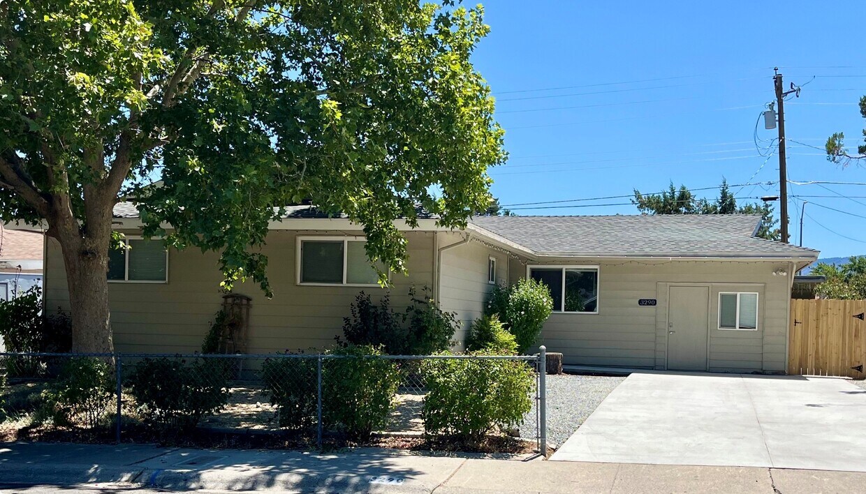 Foto principal - 3290 Downey Ave