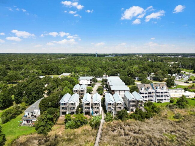 Building Photo - Coastal Comfort Awaits: Spacious 3-Bed, 3-Bath Townhouse in Surf City!