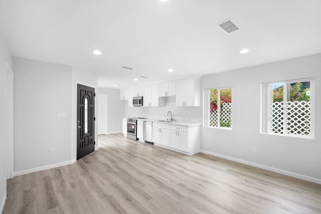 Building Photo - 536 South St