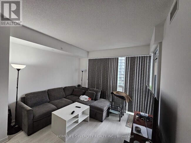 Photo du bâtiment - 2212 Lake Shore Blvd W