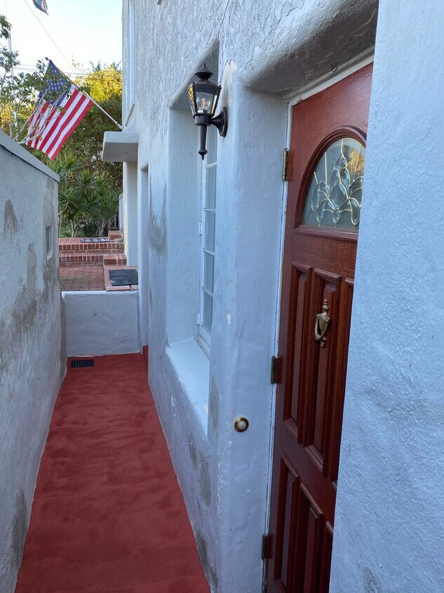 Apartment entrance - 905 Barr Ave