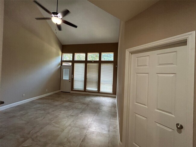 Foto del edificio - 8911 Silent Willow Ln