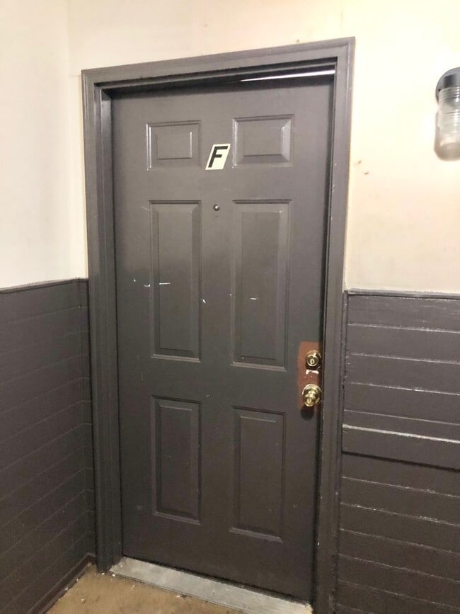 Building Photo - Winburn 2 bdrm 3rd floor apt     260319