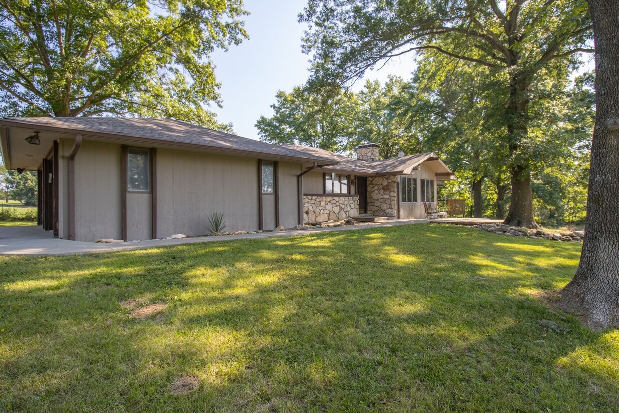 Foto principal - Storybook Ranch Home with Lake View