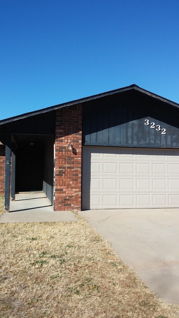 Building Photo - NICE HOME SITUATED ON A LARGE LOT