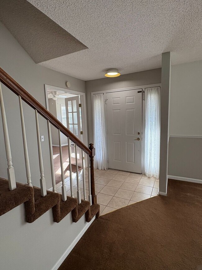 Building Photo - SPACIOUS & Beautiful Home Just Outside She...