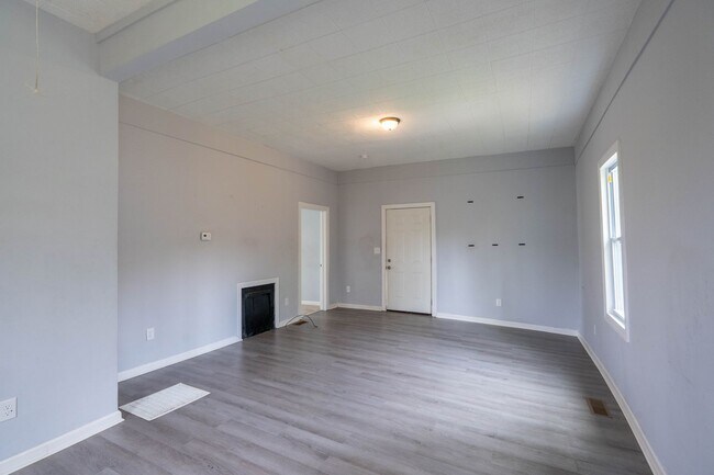 Building Photo - AVAILABLE NOW at a Good Price. 2 Bed 1 Bath FOR LEASE in Lewisburg. $850 Rent.