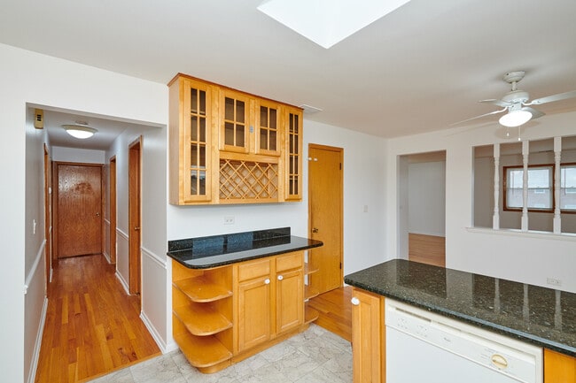 Building Photo - 6780 W Forest Preserve Dr