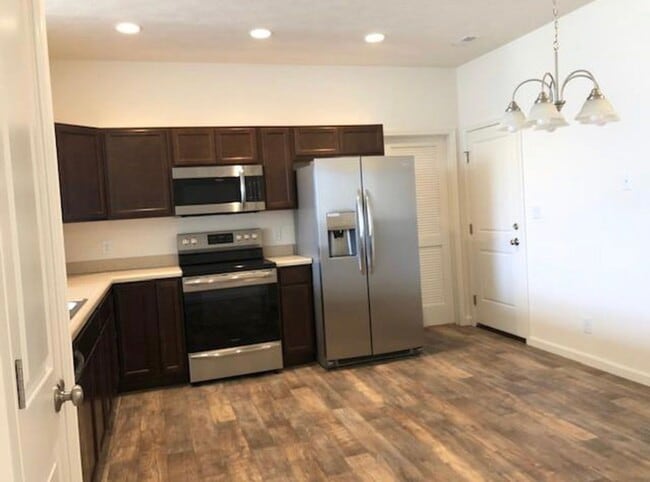 Building Photo - FENCED BACKYARD - 3 Bedroom 2 Bath house plus den/office