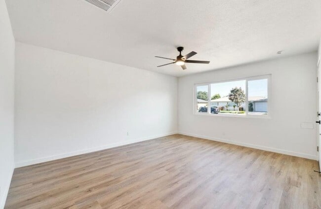 Building Photo - 934 W Alamos Ave