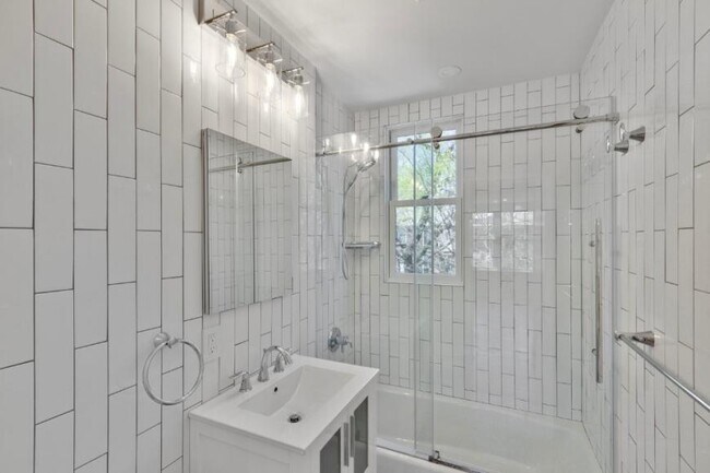 Foto del edificio - 2 bedroom in SUNNYSIDE NY 11104