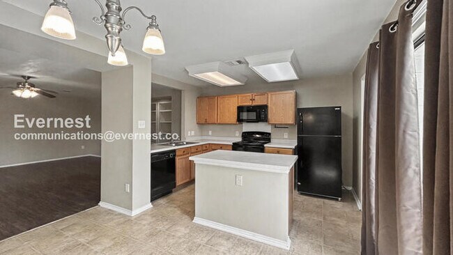 Foto del edificio - 3 Bed, 2 Bath Home with Garage / Pet-Friendly / Available Now!