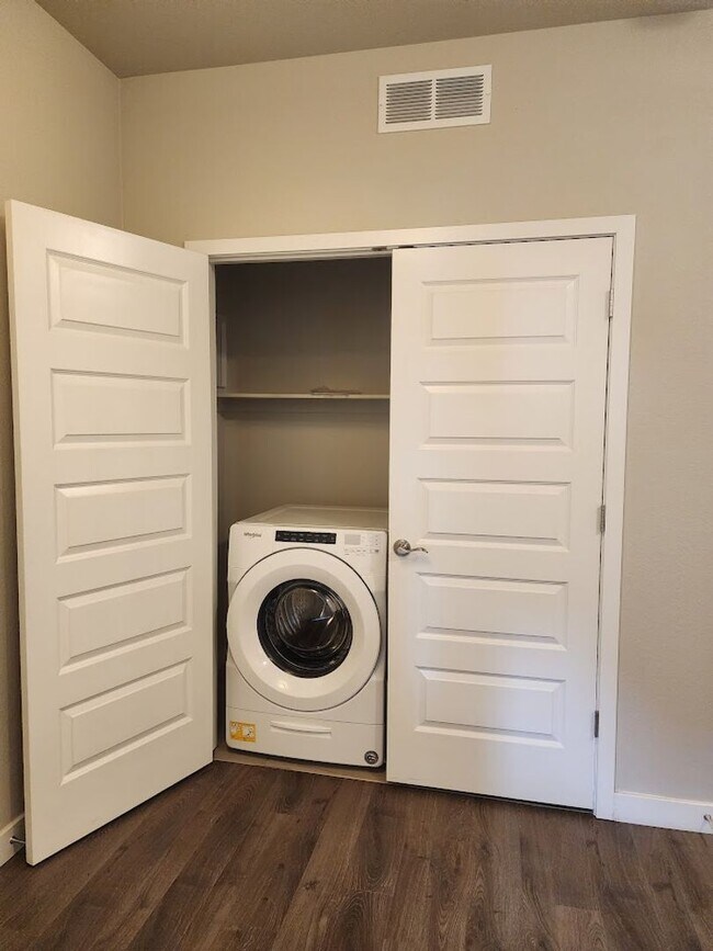 Foto del edificio - Long Realty & Property Management - Nearly New Home in Aurora **Half Off Rent June 2026**