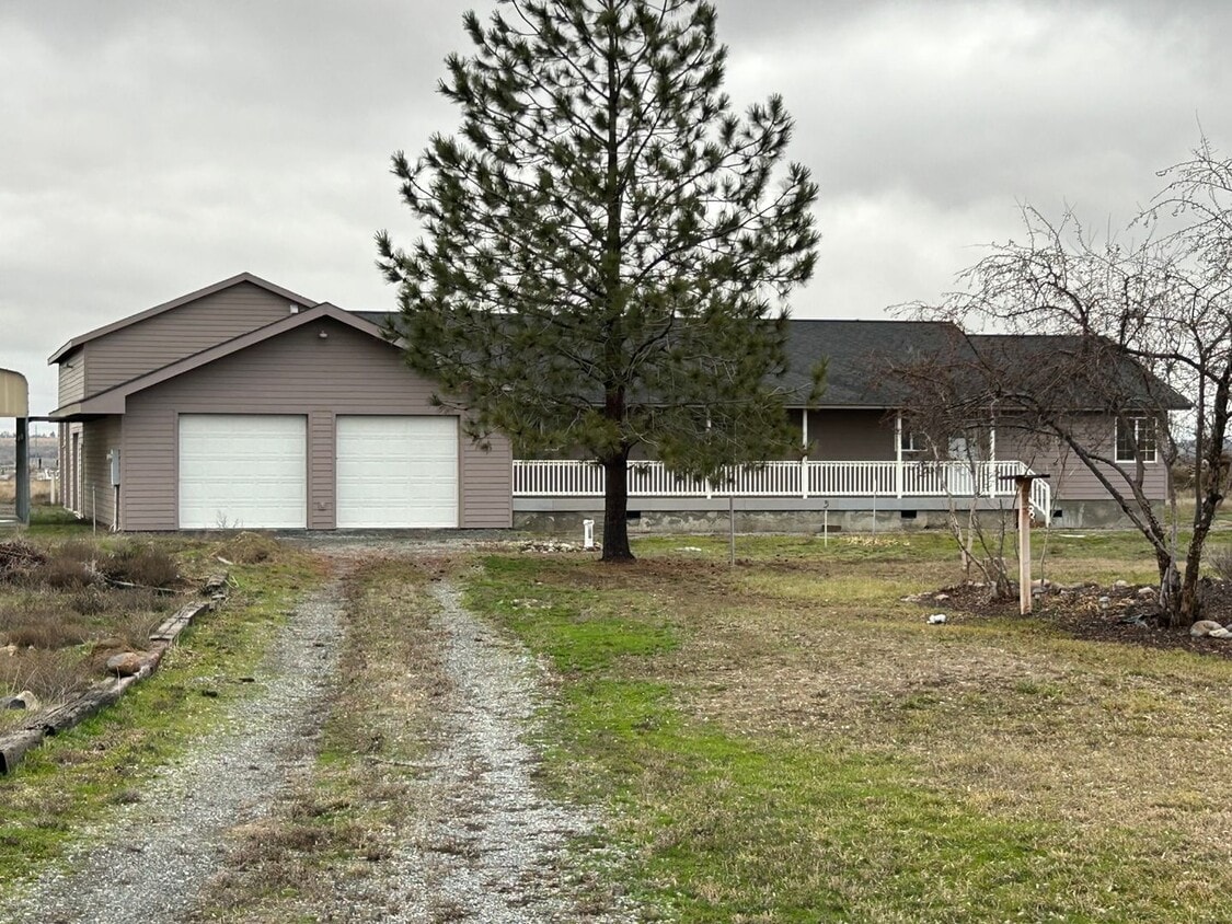 Primary Photo - Spacious 3 BR 2 BA 2 Car garage on acreage