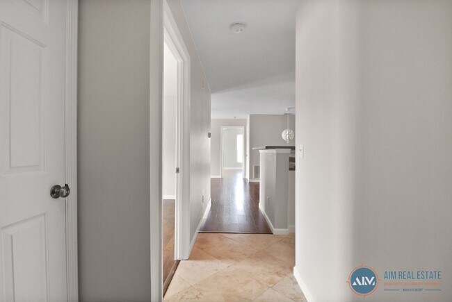 Foto del edificio - Bright, Freshly Updated 2BR/2BA Condo at T...