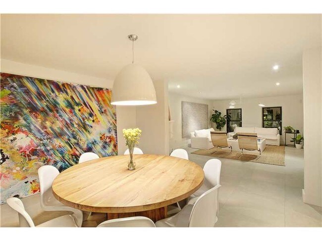 Foto del edificio - 5414 Pine Tree Dr