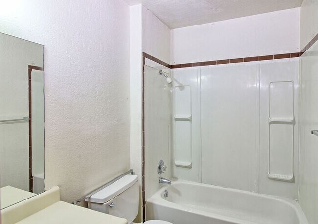 Building Photo - Spacious 2 Bed, 1 Bath Apartment: Ideal for Comfort and Convenience