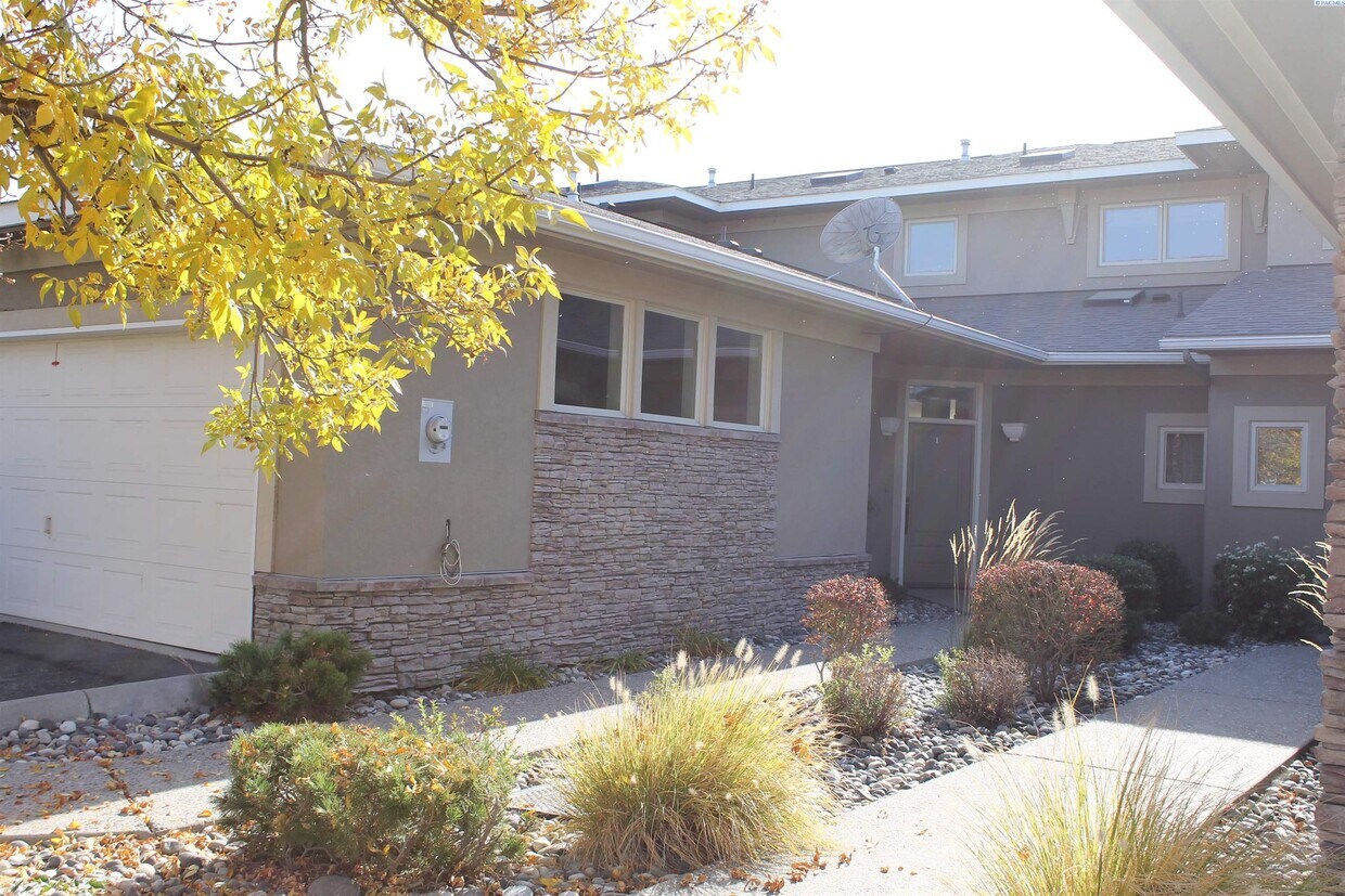 Foto principal - 445 Columbia Point Dr