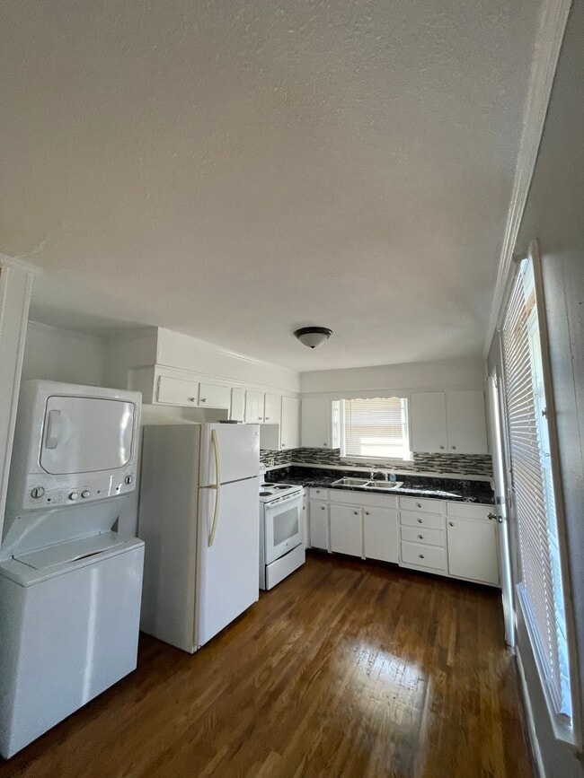 Kitchen - 3826 Edwards Ave