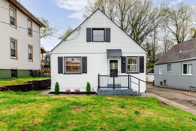 Foto del edificio - 6417 Bramble Ave