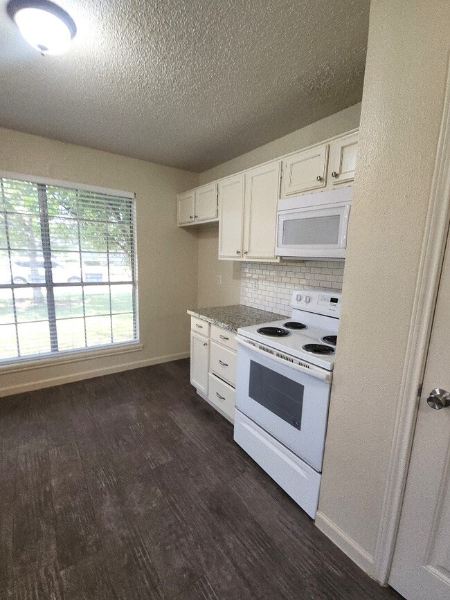 Building Photo - 3835 Brookwind Dr