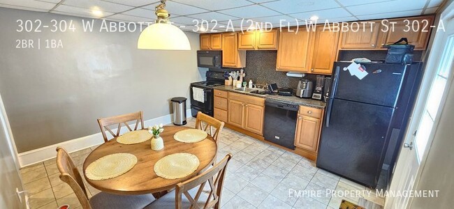 Building Photo - 2nd Floor: 2 Bedroom / 1 Bathroom Apartmen...