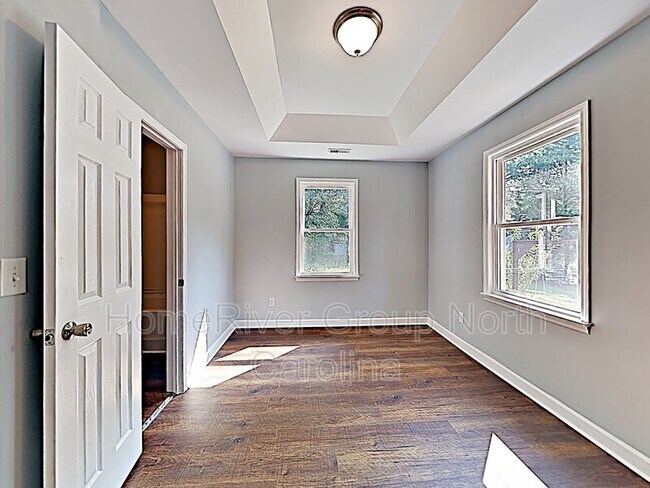 Foto del edificio - 3322 Queens Ln