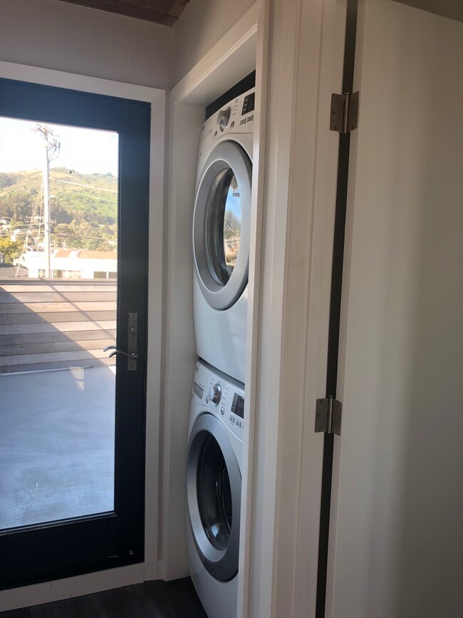 Full size stacked laundry machines. Private deck upstairs. - 20 Varda Landing Rd