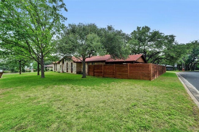 Building Photo - 1304 Oak Shadows Cir