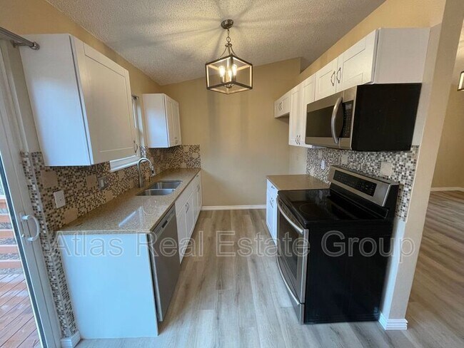 Building Photo - 2029 Whitehorn Dr W