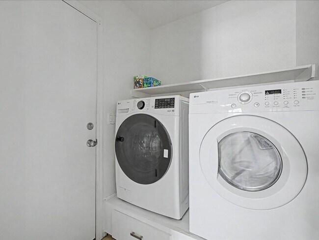 Foto del edificio - Spacious 3-Bedroom Home with Solar Panels, Open Layout & Community Pool Access