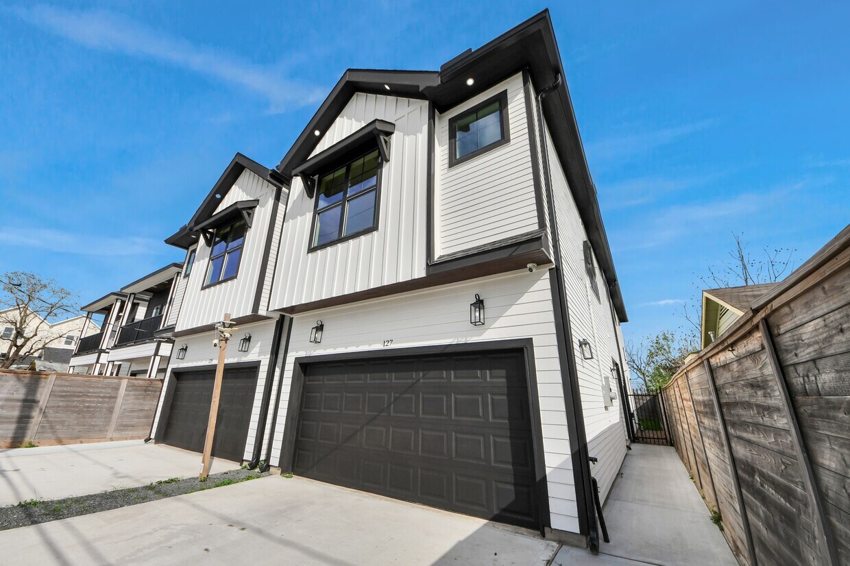 Building Photo - 125 E 38th St