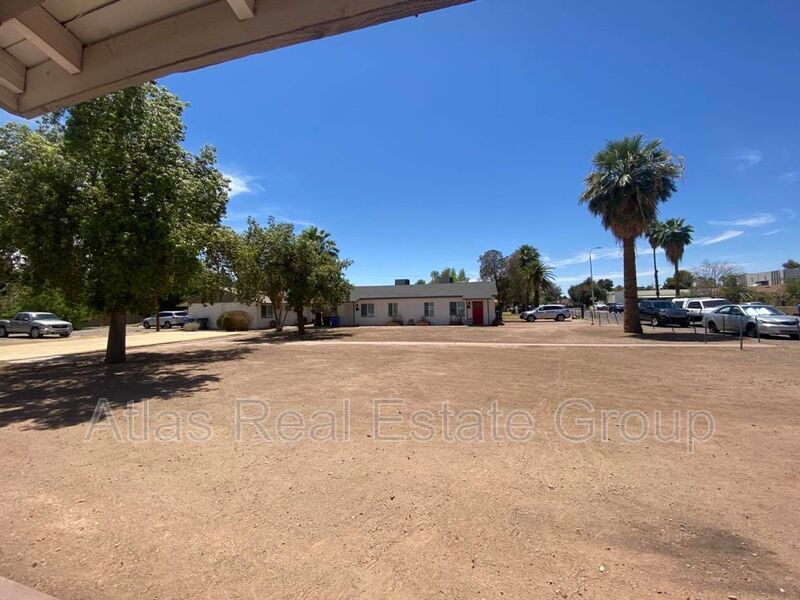 Foto principal - 2435 E Clarendon Ave