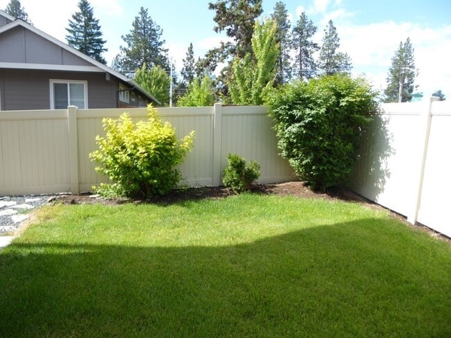 Building Photo - 631 SE Glencoe Pl