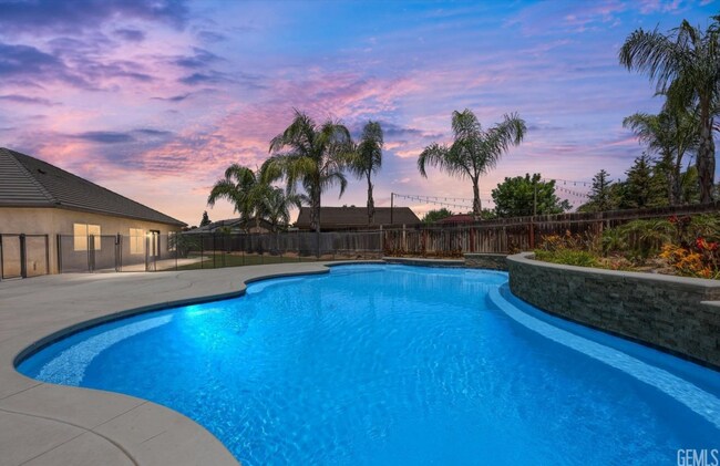 Foto del edificio - Luxury Furnished 4-Bed Home w/ Pool, Spa, ...