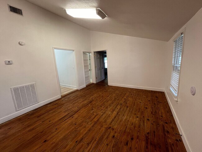 Building Photo - Cute 3 bedroom, 1 bath home with large fen...