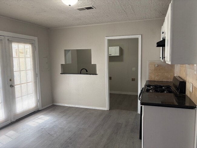 Foto del edificio - 5406 Lyndhurst Dr