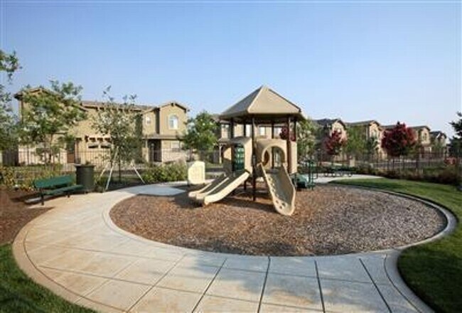 Foto del edificio - Gated Penryn Patio 2 Story Home, 3 Bedroom...