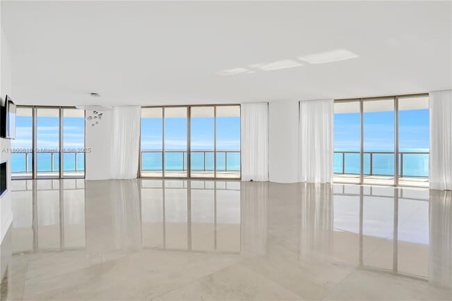 Foto del edificio - 9703 Collins Ave