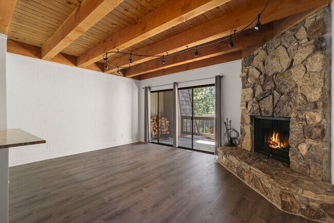 Foto del edificio - Incline Village: Condo - 3 Bedrooms, 2 Full Bathrooms, 1 Car Garage, Low Elevation, Centrally Loc...
