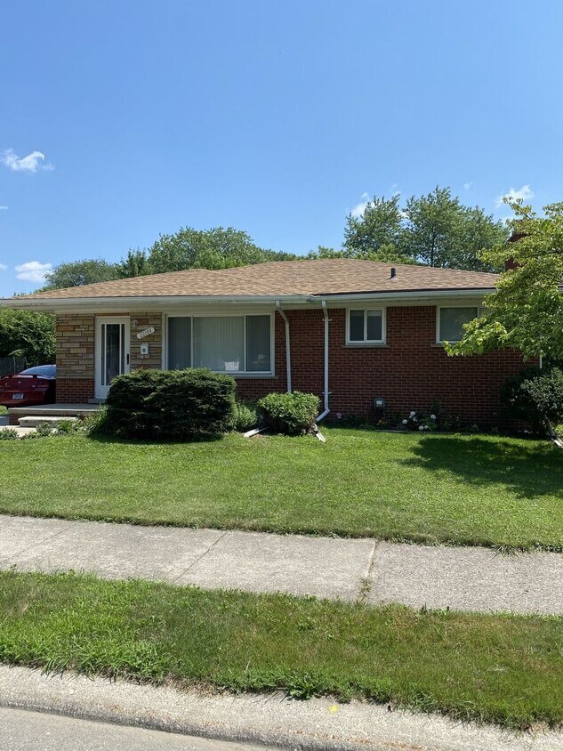 22104 Shakespeare Ave, Eastpointe, MI 48021 House Rental in