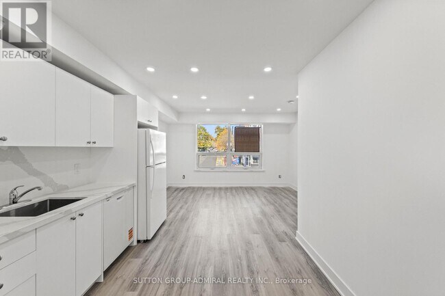 Photo du bâtiment - 1305 St Clair Ave W