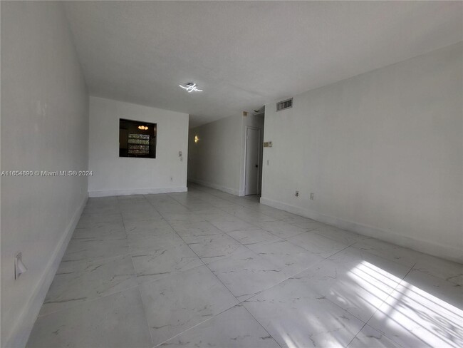 Foto del edificio - 8701 SW 12th St