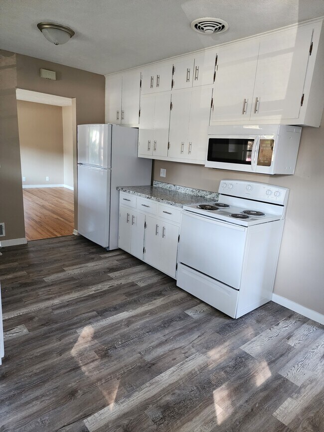 Kitchen - 6020 Benton St