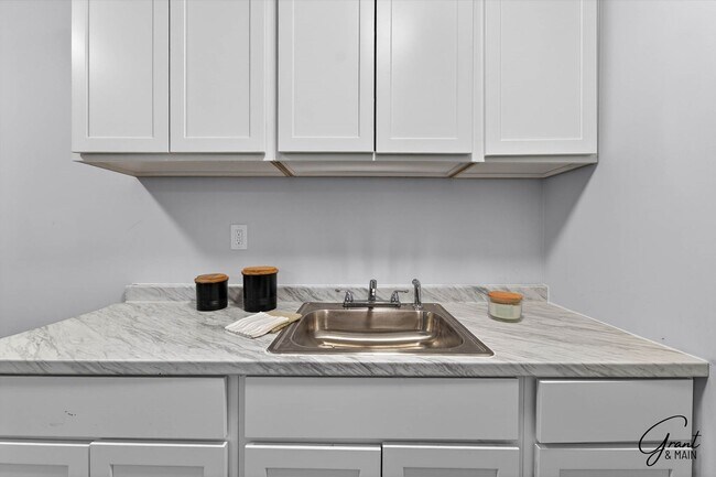 Building Photo - $850 - Spacious 1 bedroom Apartments