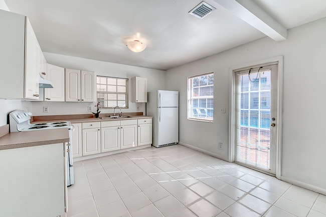 Building Photo - The Charmer Apartments